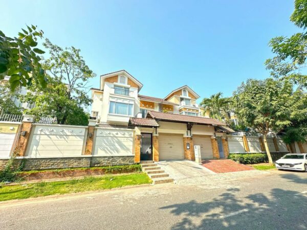 Bán biệt thự song lập lập 288 m2 mặt tiền đường Nam Phú Villas Quận 7